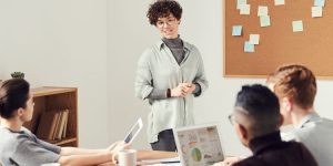 TRAINING ONLINE MANAGEMENT AND LEADERSHIP STYLE