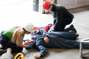 PETUGAS (P3K) PERTOLONGAN PERTAMA PADA KECELAKAAN