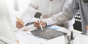 TRAINING ONLINE TRAINING NEED ANALYSIS DAN TRAINING EVALUATION LEVEL BUSINESS IMPACT